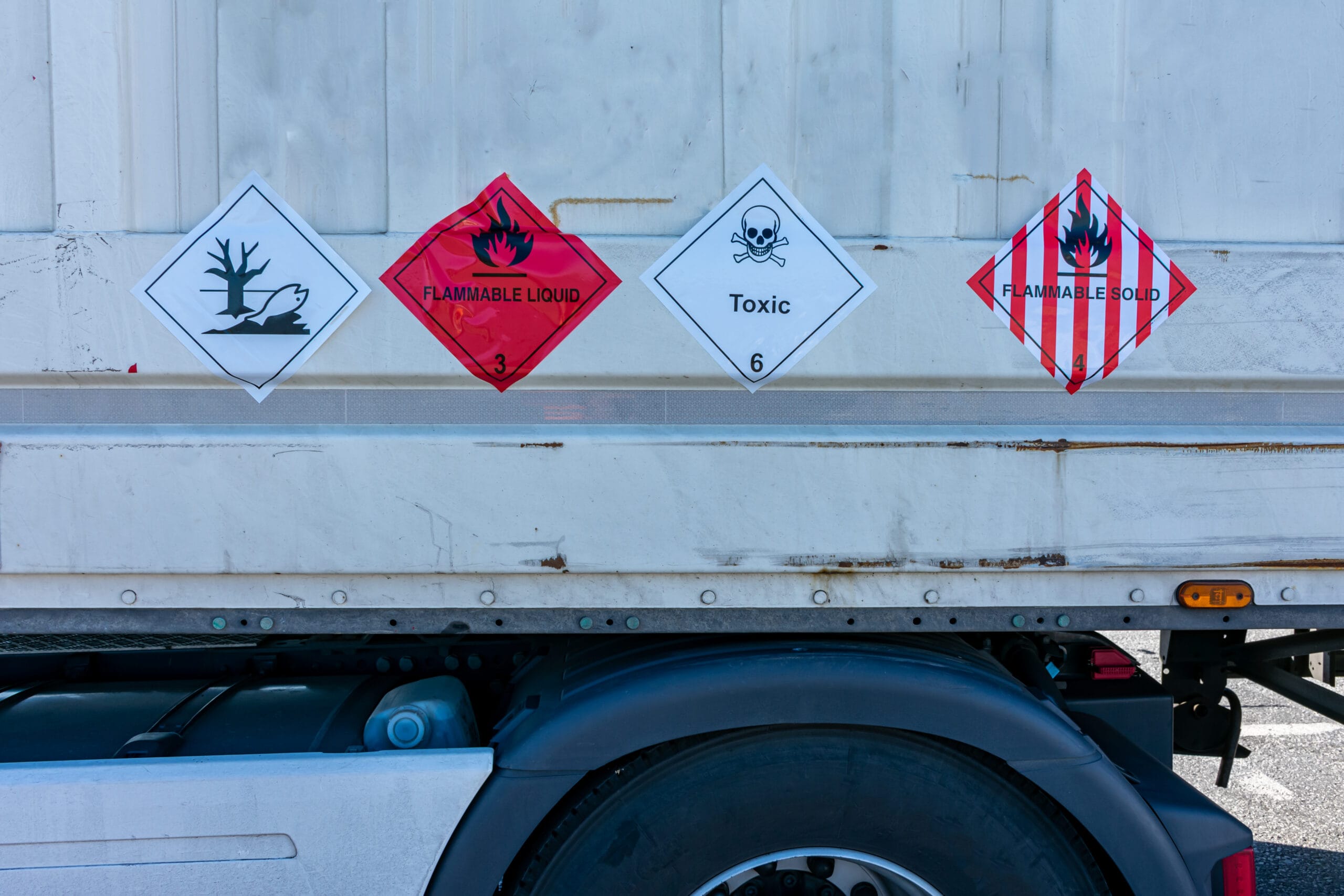 Protocolos de emergencia en el transporte de materiales peligrosos: lo que debe ofrecer tu proveedor